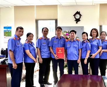 Viện KSND thành phố Hà Nội tổ chức thăm hỏi, tặng quà thân nhân gia đình...